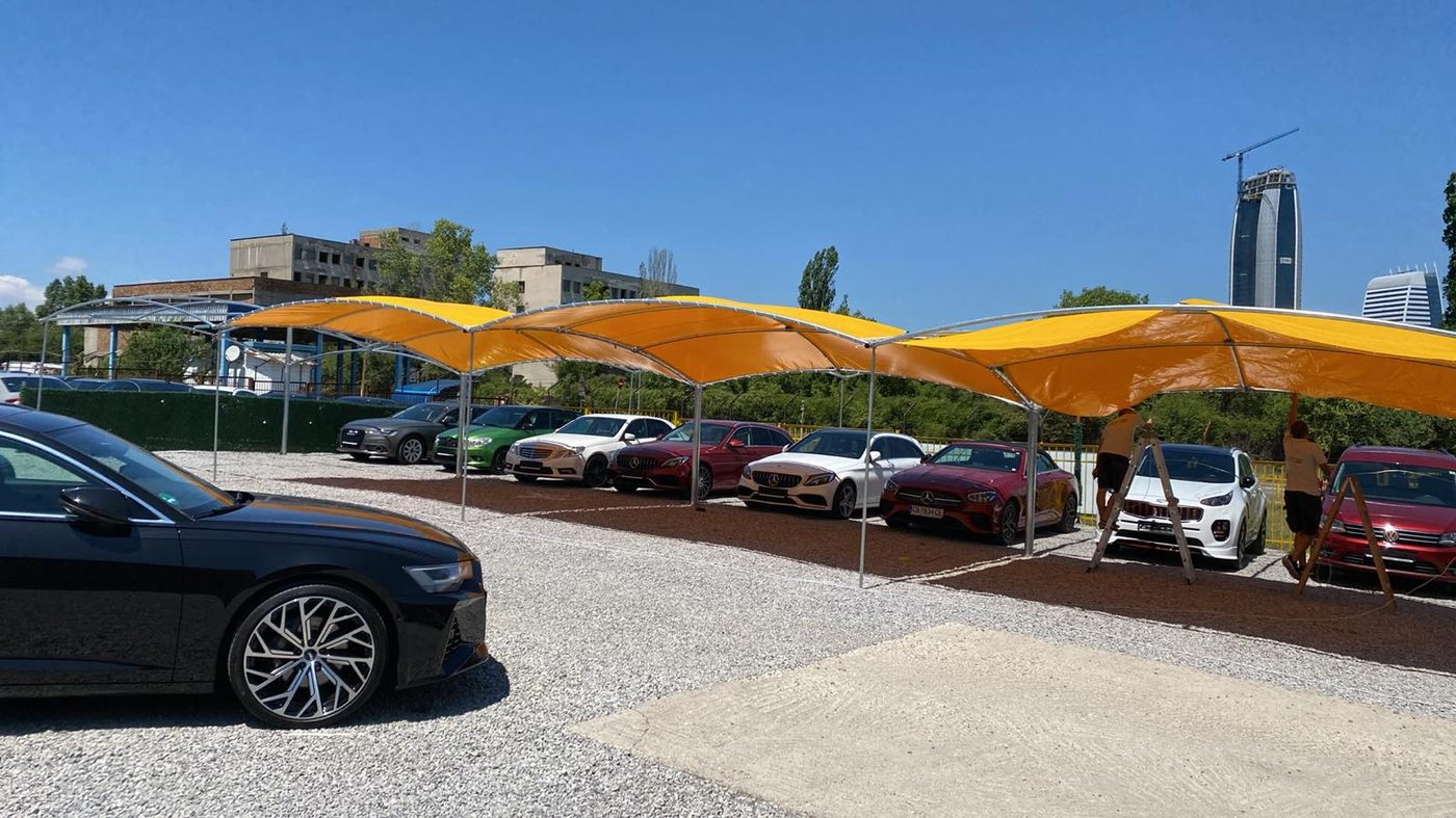 Навеси Umbrella Type над изложбената площ на автокъща