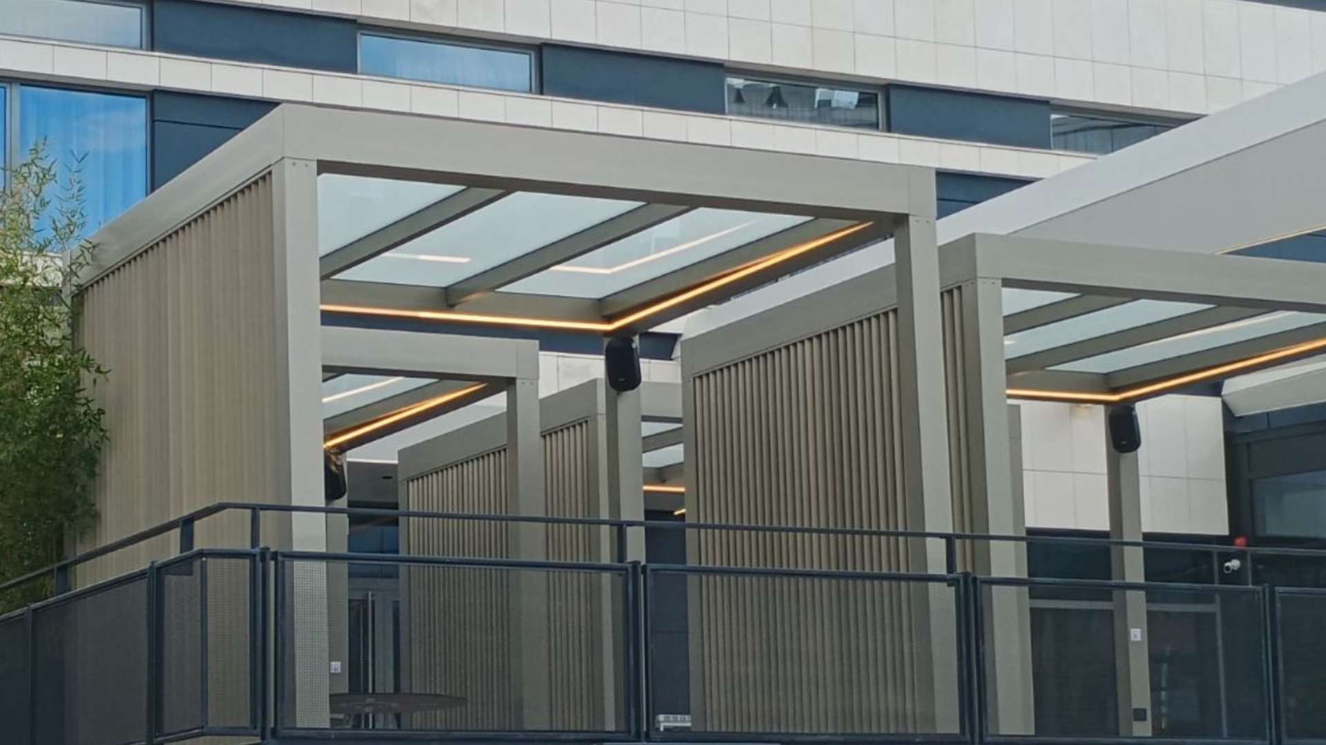 Homeplast Sky — премиум плосък навес със стъклен покрив върху биоклиматична конструкция
